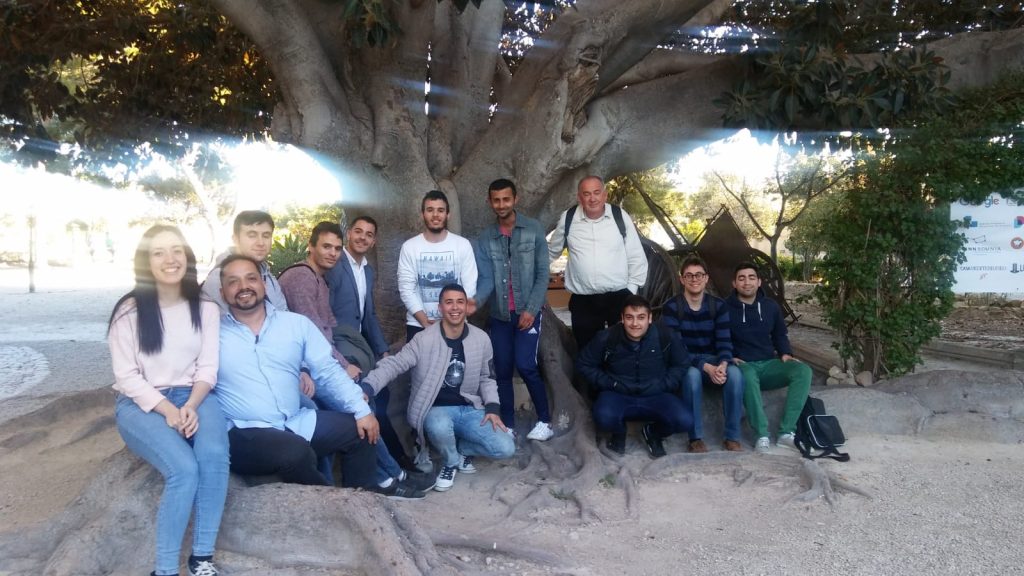 Ingeniería informática, talento joven & asistentes virtuales basados en IA